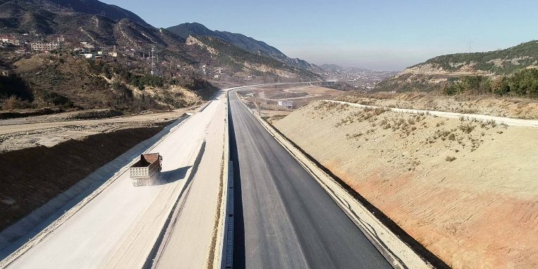 4.7 mln euro, lidhet kontrata per fillimin e punimeve ne rrugen Shiroke-Zogaj